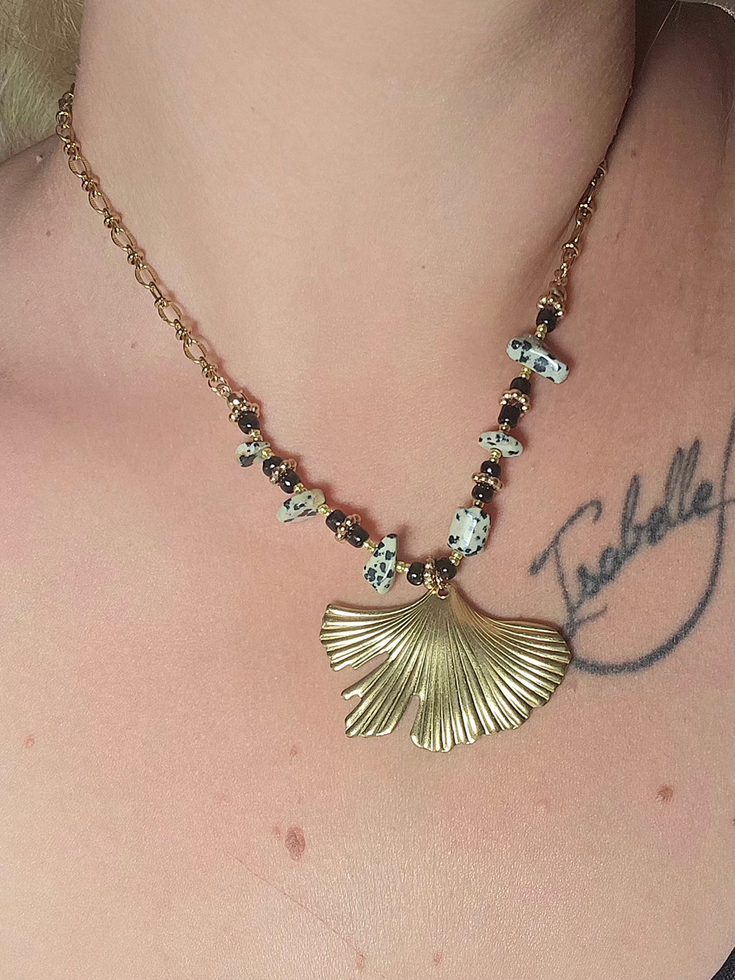 Collier noir/blanc/feuille