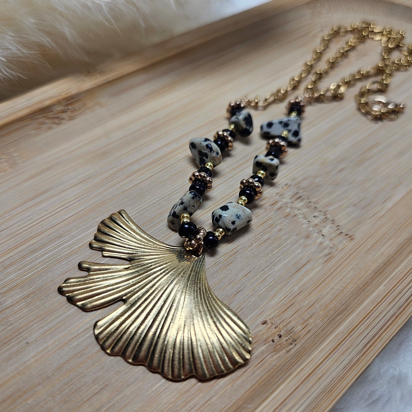 Collier noir/blanc/feuille