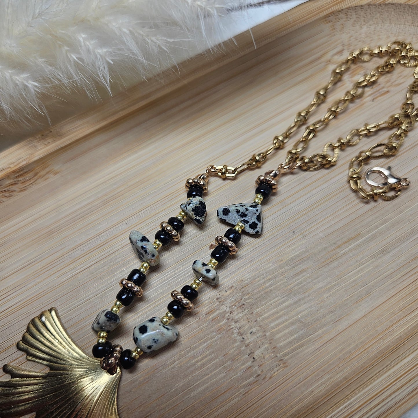 Collier noir/blanc/feuille